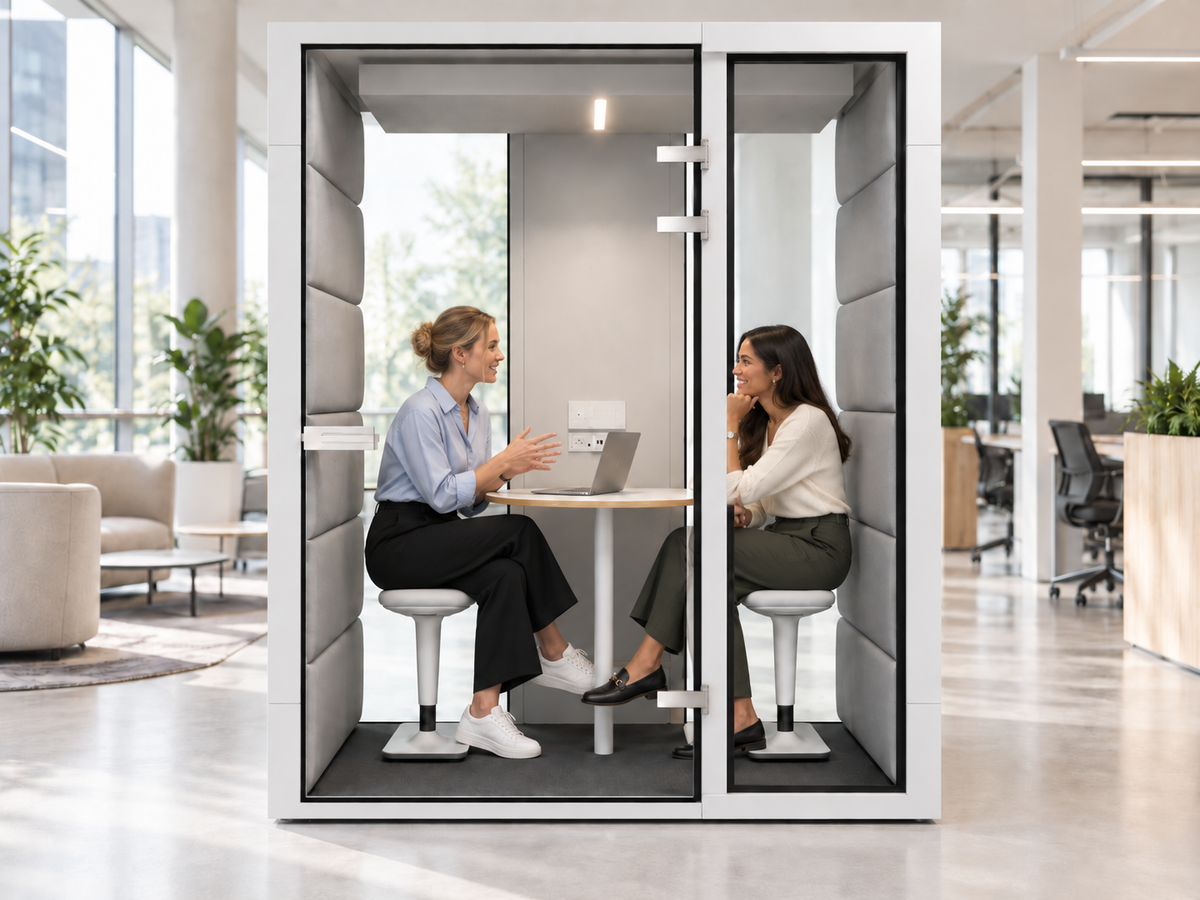 Akoestische vergaderpod voor twee personen in een moderne professionele kantooromgeving