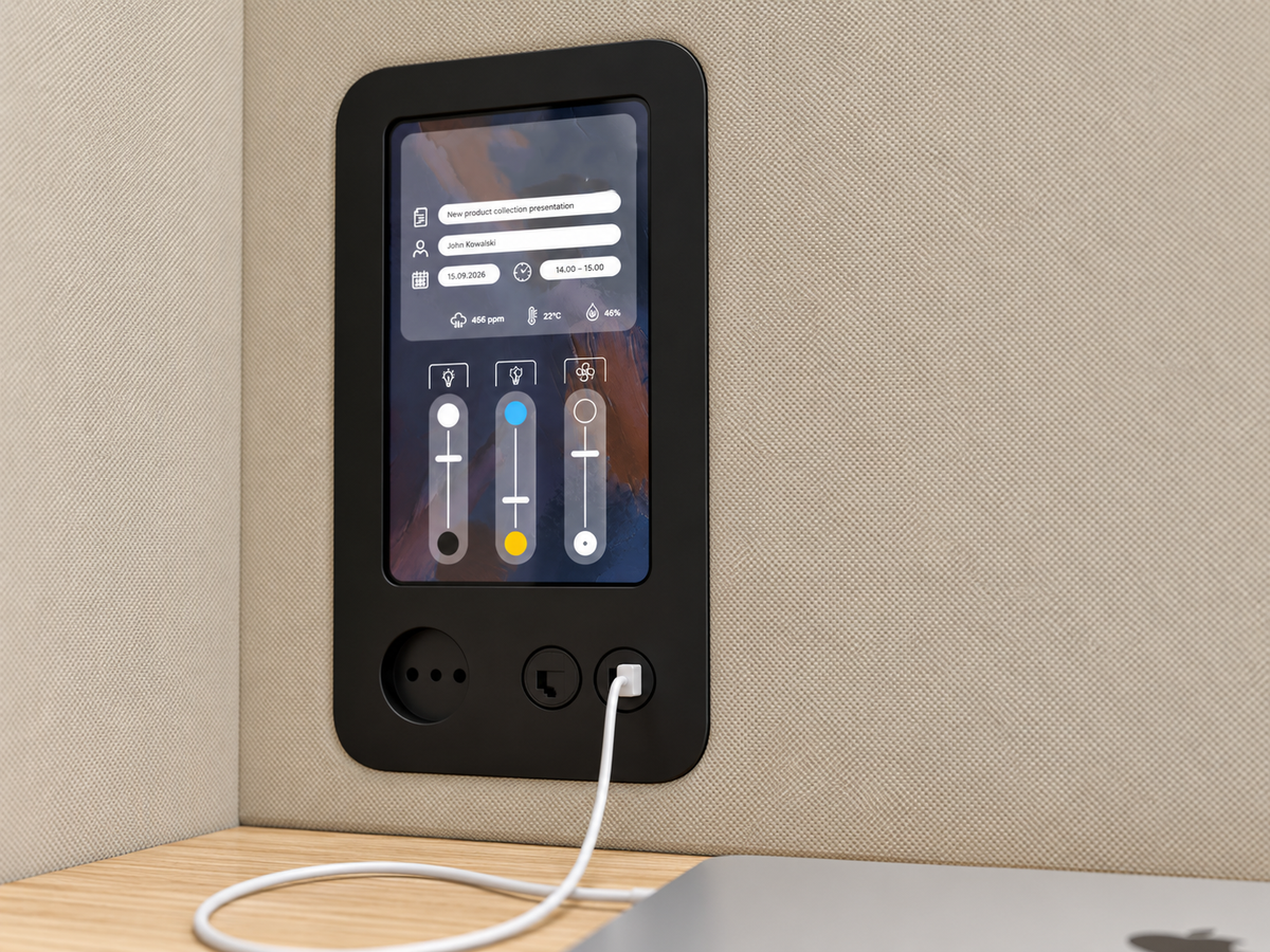Integriertes Touchscreen-Bedienfeld in einer professionellen akustischen Telefonzelle